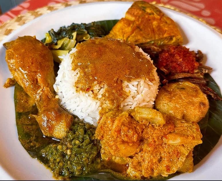 Nasi Padang dengan ayam, telur, dan perkedel